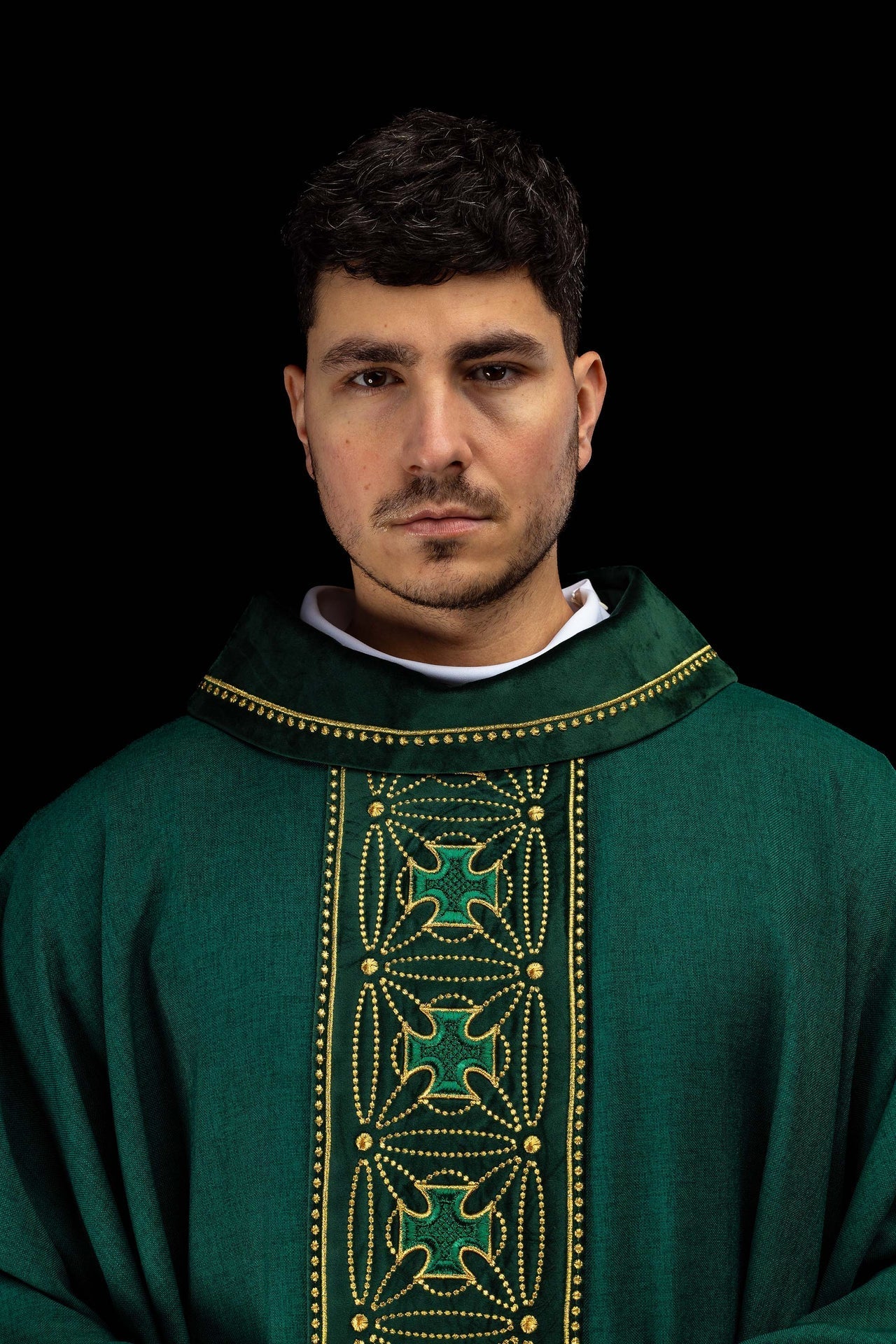 Liturgisches Messgewand mit reich verziertem Gürtel aus Kreuzen in Grün - MESSGEWANDER.DE