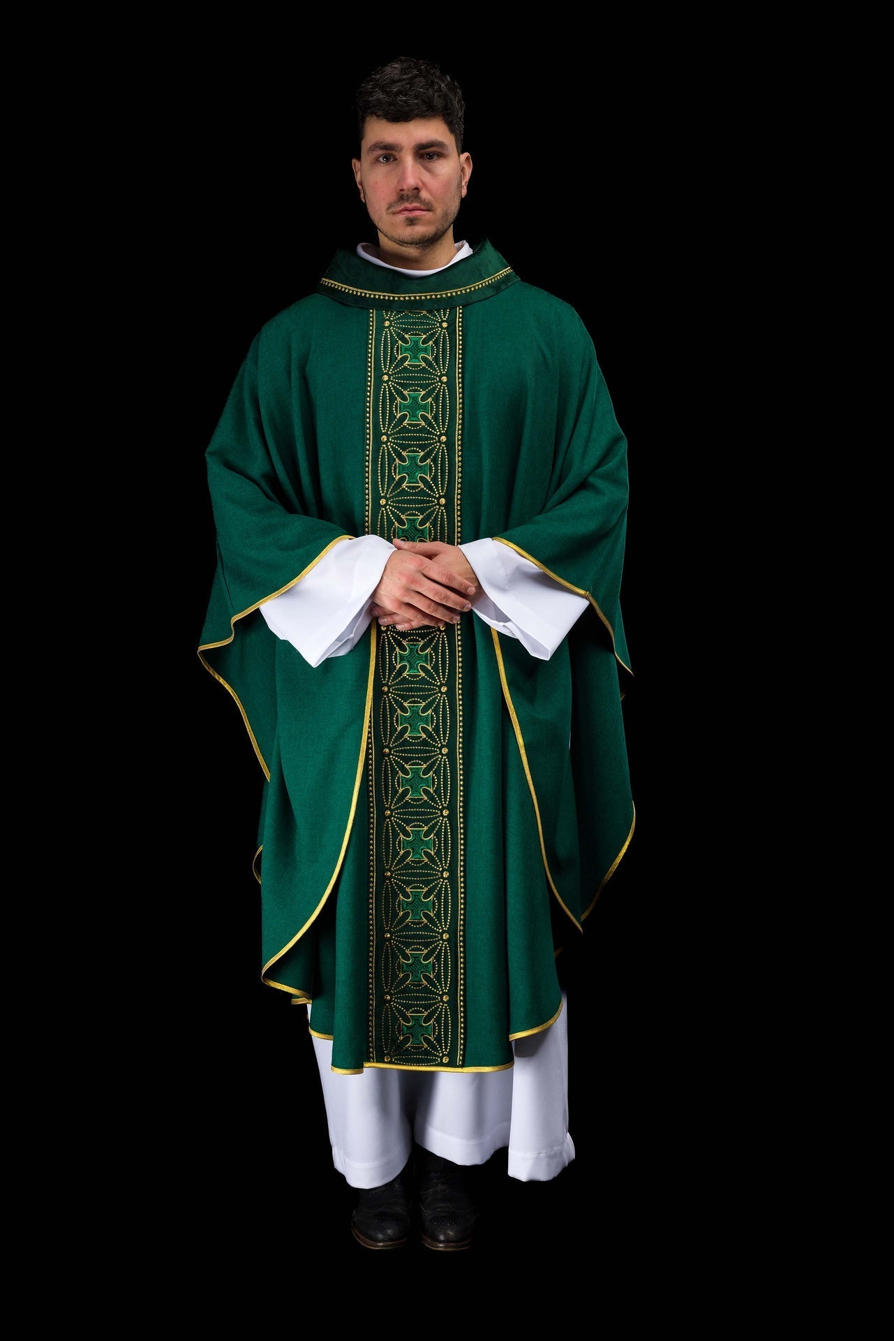 Liturgisches Messgewand mit reich verziertem Gürtel aus Kreuzen in Grün - MESSGEWANDER.DE