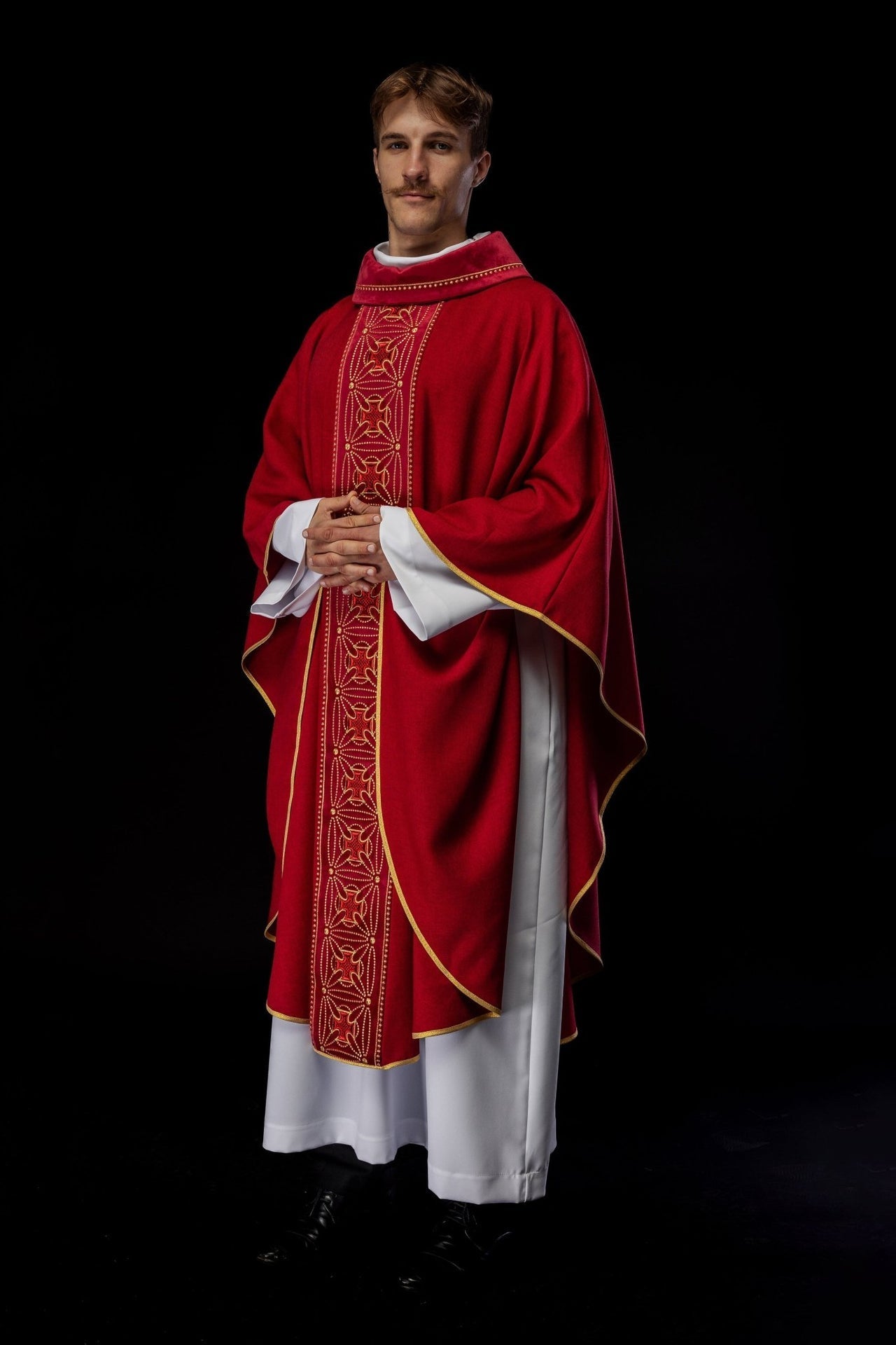 Liturgisches Messgewand mit reich verziertem Gürtel aus Kreuzen in Rot - MESSGEWANDER.DE