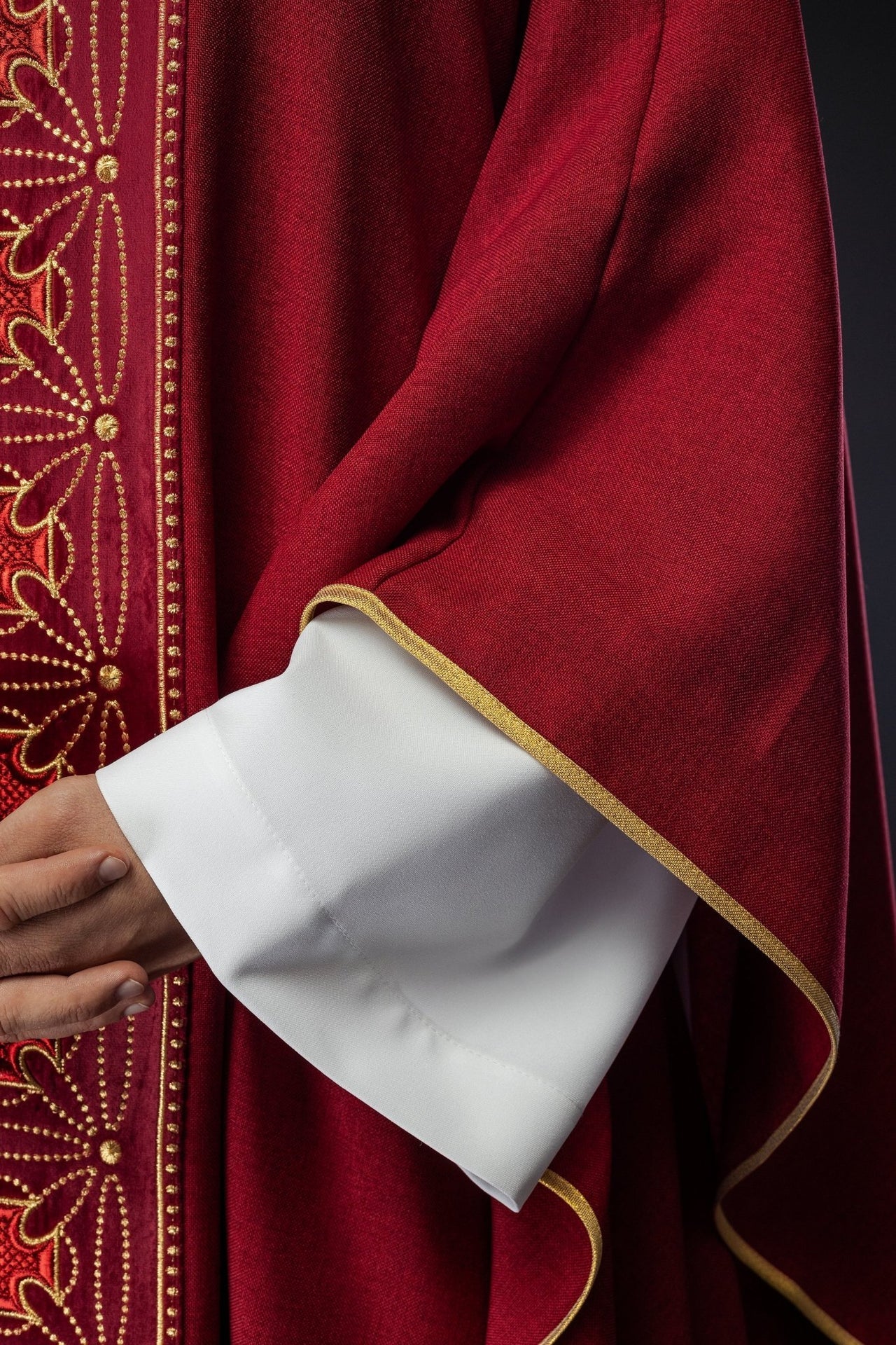 Liturgisches Messgewand mit reich verziertem Gürtel aus Kreuzen in Rot - MESSGEWANDER.DE