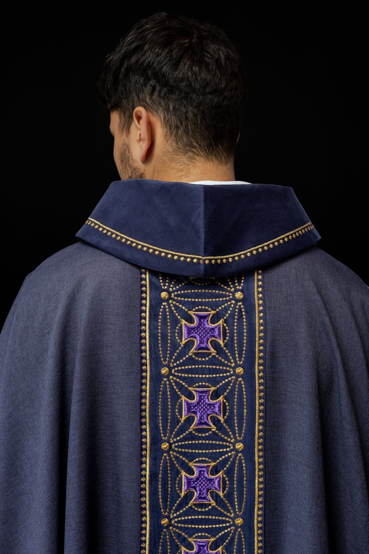 Liturgisches Messgewand mit reich verziertem Gürtel aus Kreuzen in Violett - MESSGEWANDER.DE