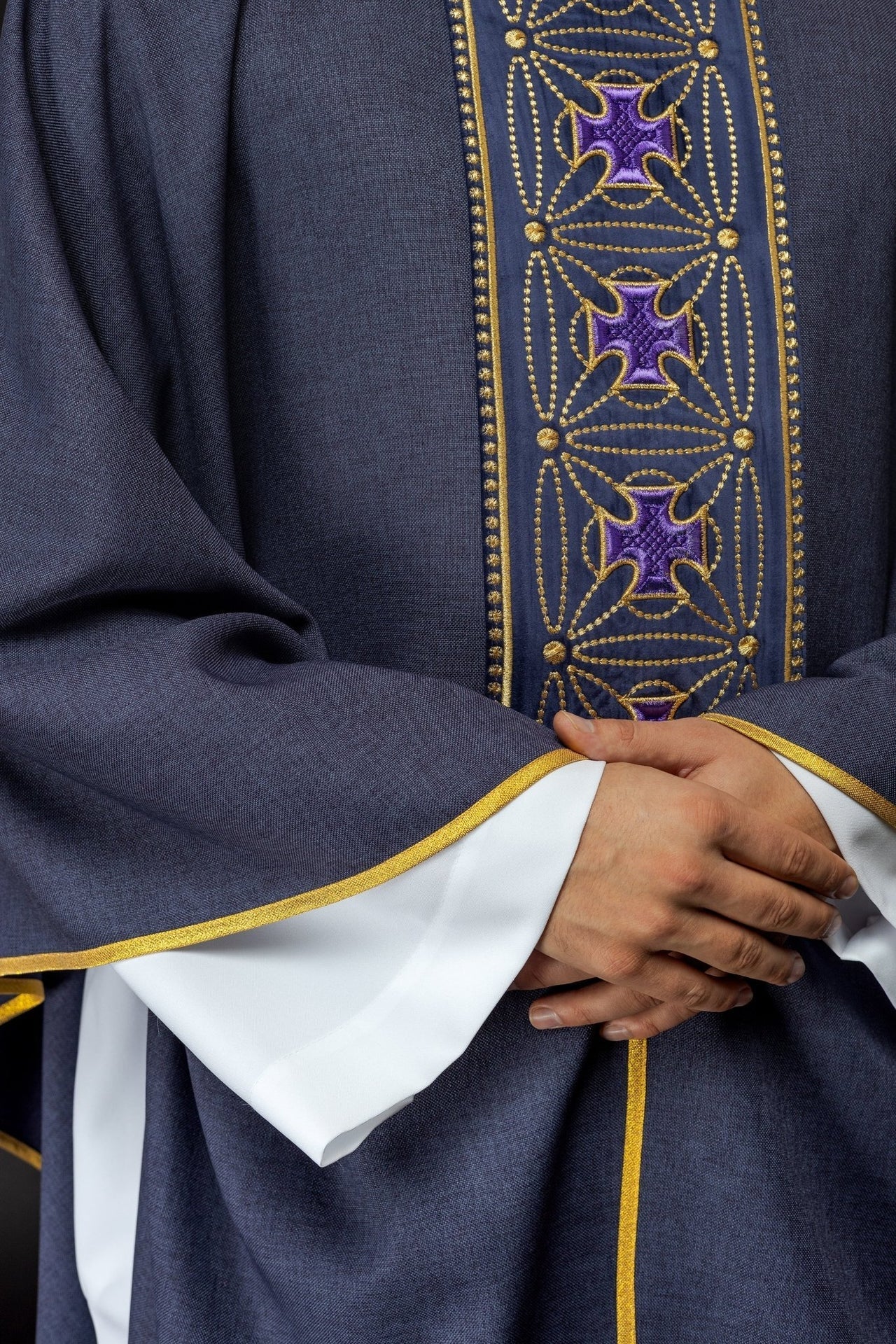 Liturgisches Messgewand mit reich verziertem Gürtel aus Kreuzen in Violett - MESSGEWANDER.DE
