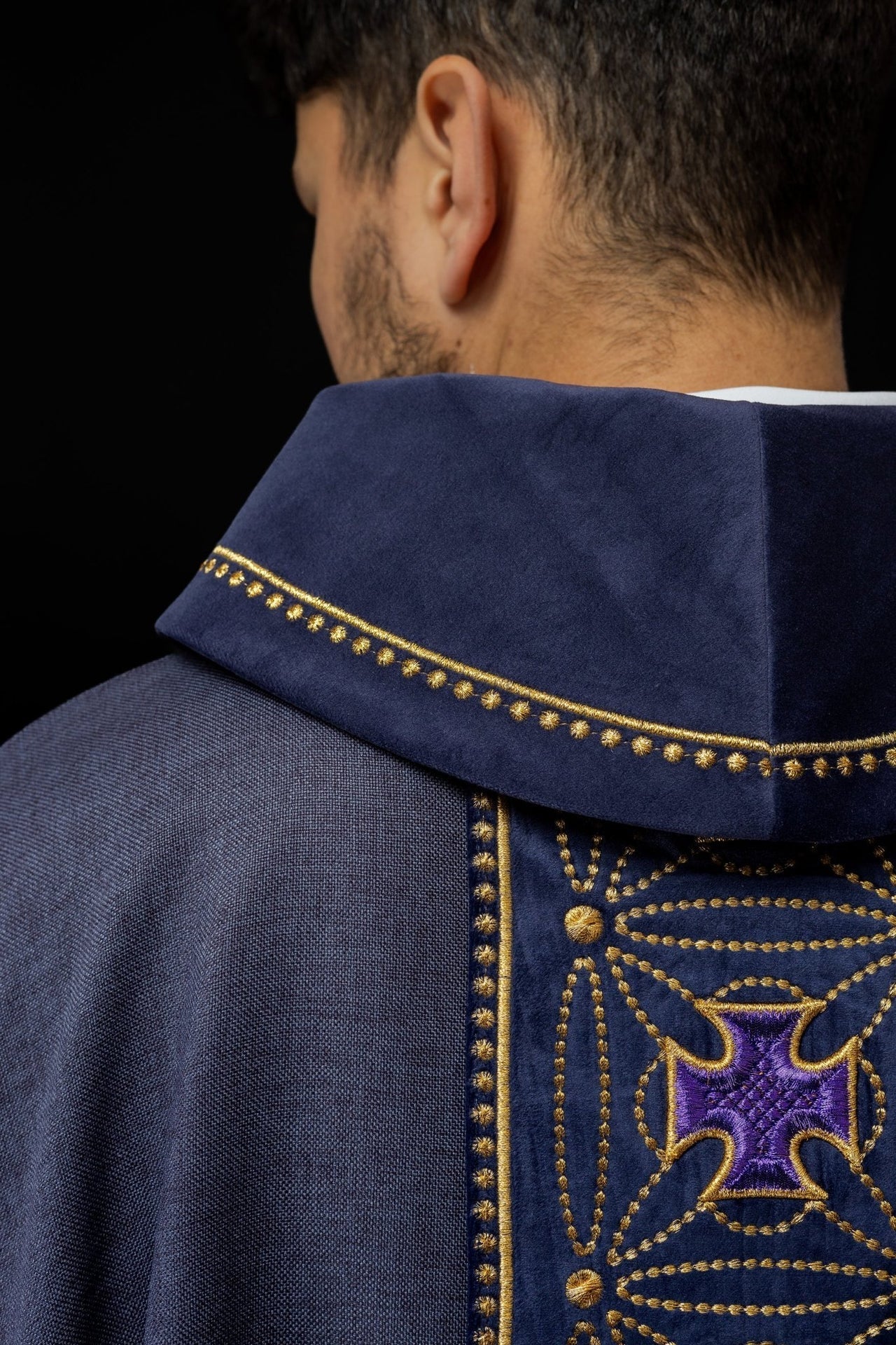 Liturgisches Messgewand mit reich verziertem Gürtel aus Kreuzen in Violett - MESSGEWANDER.DE