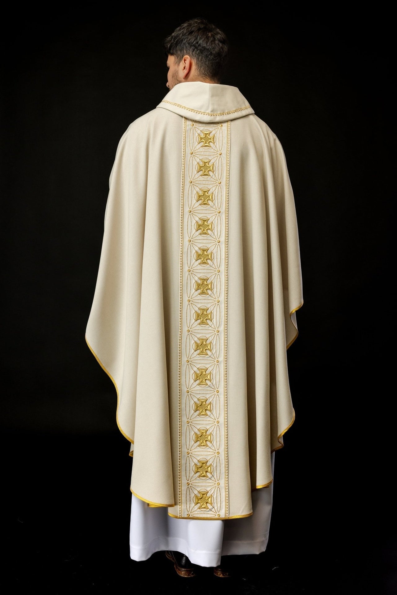 Liturgisches Messgewand mit reich verziertem Gürtel mit Kreuzen in Ecru-Farbe - MESSGEWANDER.DE