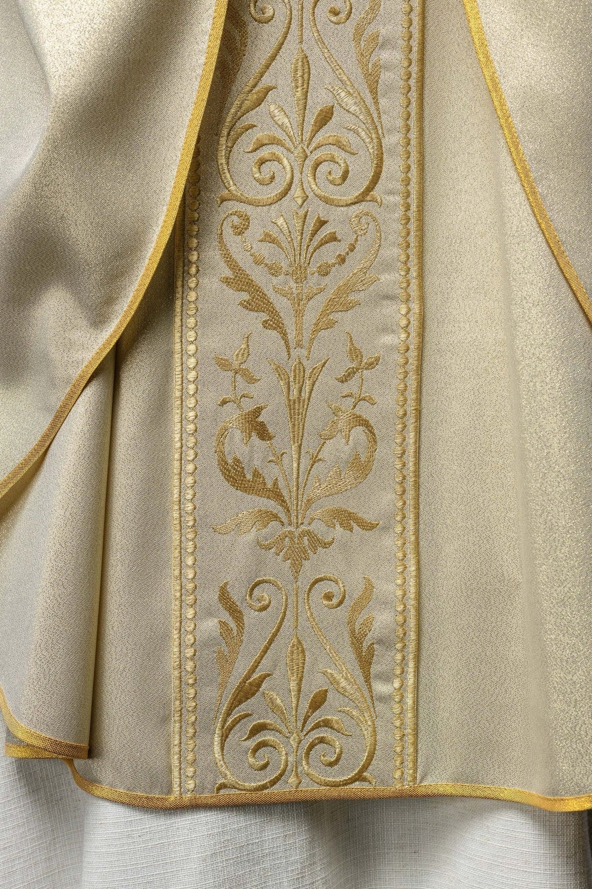 Liturgisches Messgewand mit verziertem, goldbesticktem Gürtel - MESSGEWANDER.DE