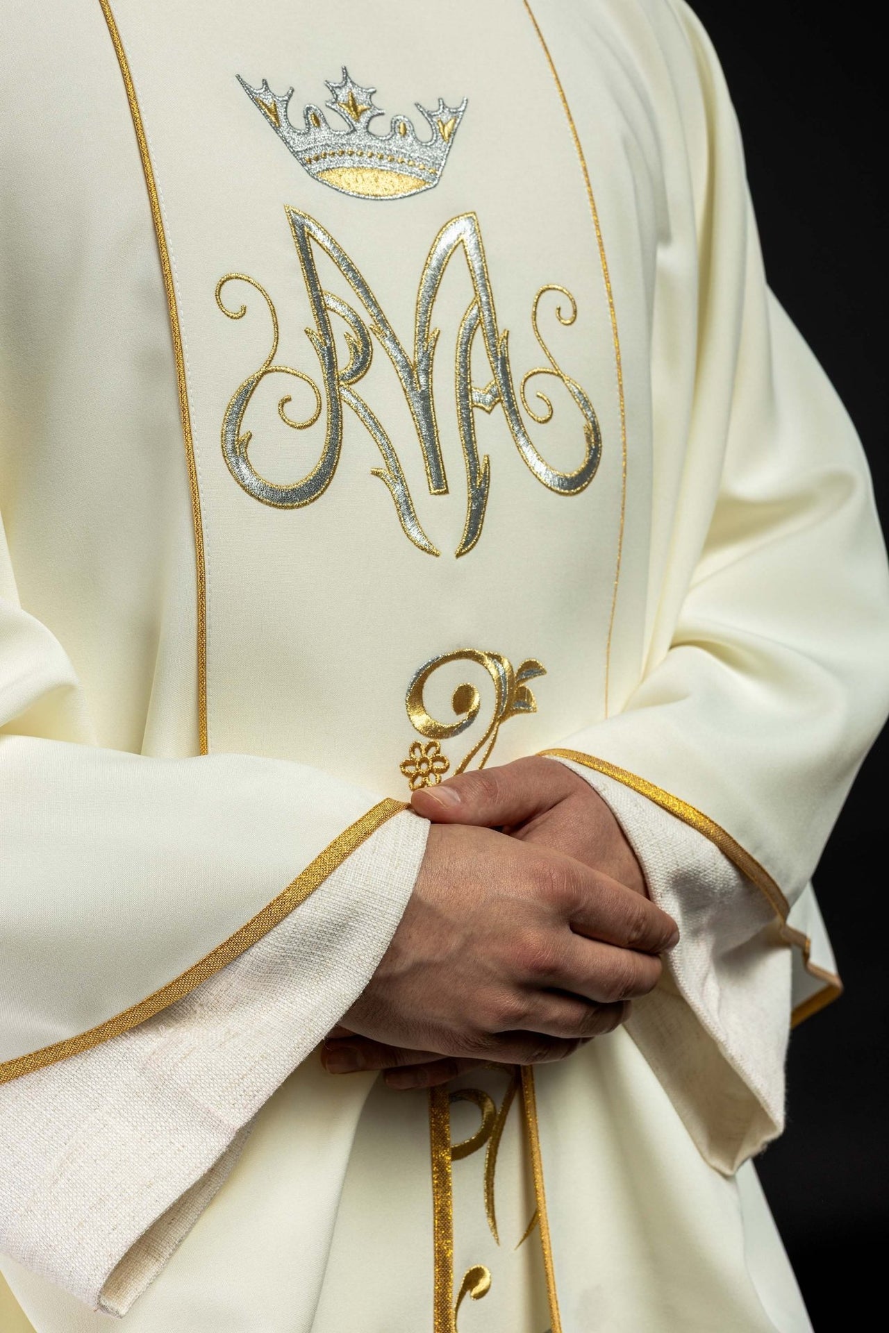 Marianisches liturgisches Messgewand mit ecrufarbenem besticktem Gürtel - MESSGEWANDER.DE