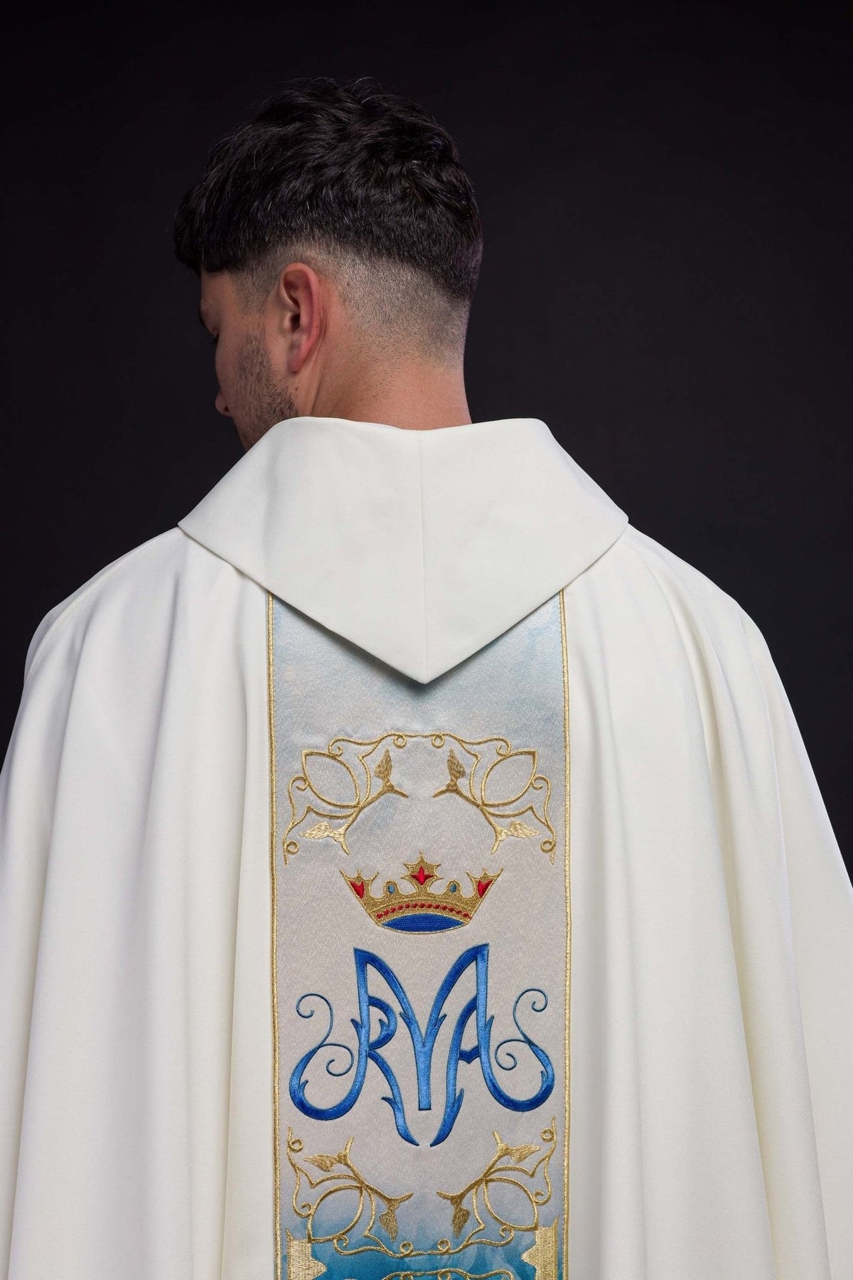 Marianisches liturgisches Messgewand mit ecrufarbenem besticktem und sublimiertem Gürtel - MESSGEWANDER.DE