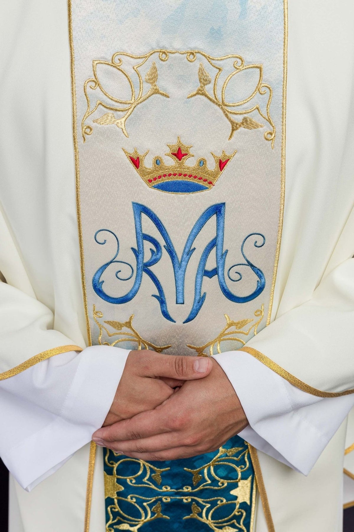 Marianisches liturgisches Messgewand mit ecrufarbenem besticktem und sublimiertem Gürtel - MESSGEWANDER.DE