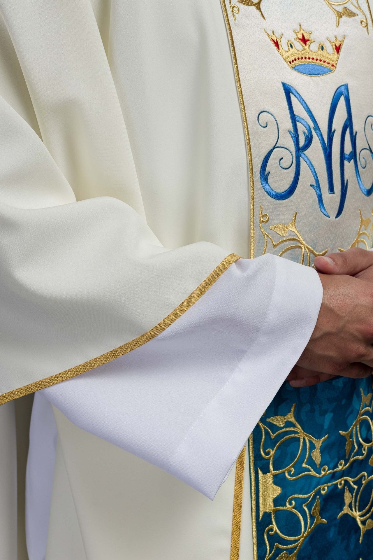 Marianisches liturgisches Messgewand mit ecrufarbenem besticktem und sublimiertem Gürtel - MESSGEWANDER.DE