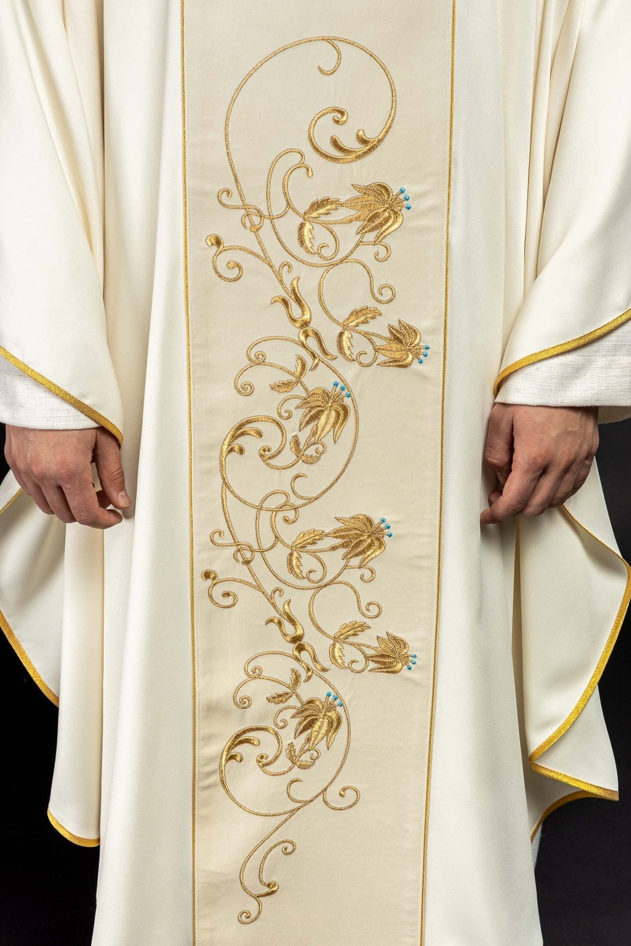 Marianisches liturgisches Messgewand mit ecrufarbenem Samtgürtel - MESSGEWANDER.DE