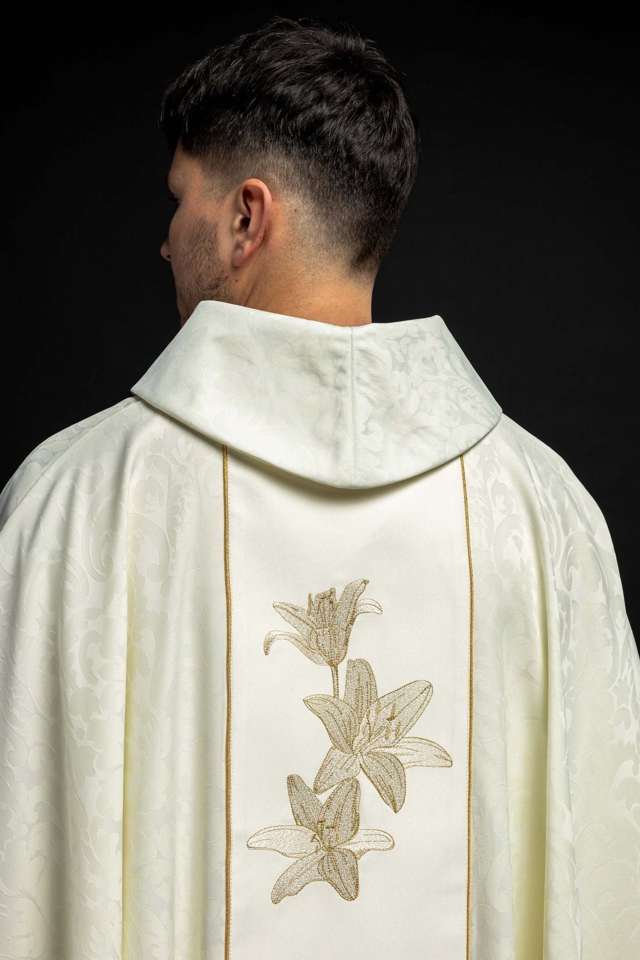 Marianisches liturgisches Messgewand mit gestickten Lilien - MESSGEWANDER.DE