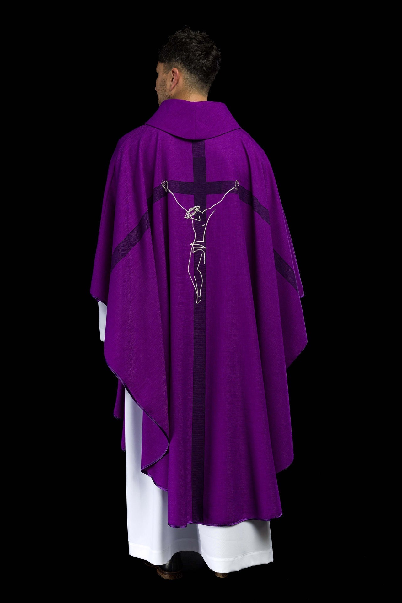 Messgewänder mit Jesus-Motiv am Kreuz in violett - MESSGEWANDER.DE