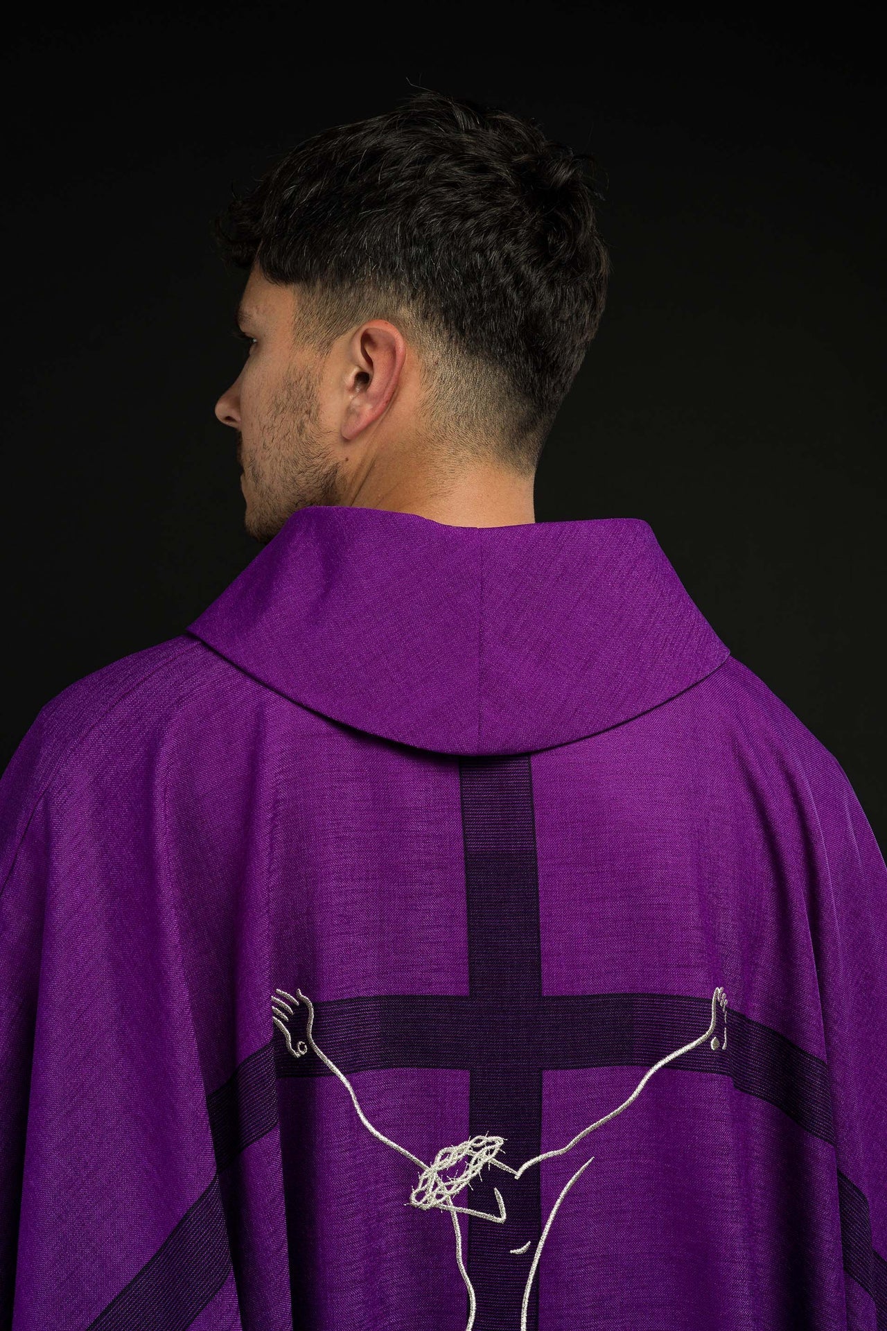 Messgewänder mit Jesus-Motiv am Kreuz in violett - MESSGEWANDER.DE