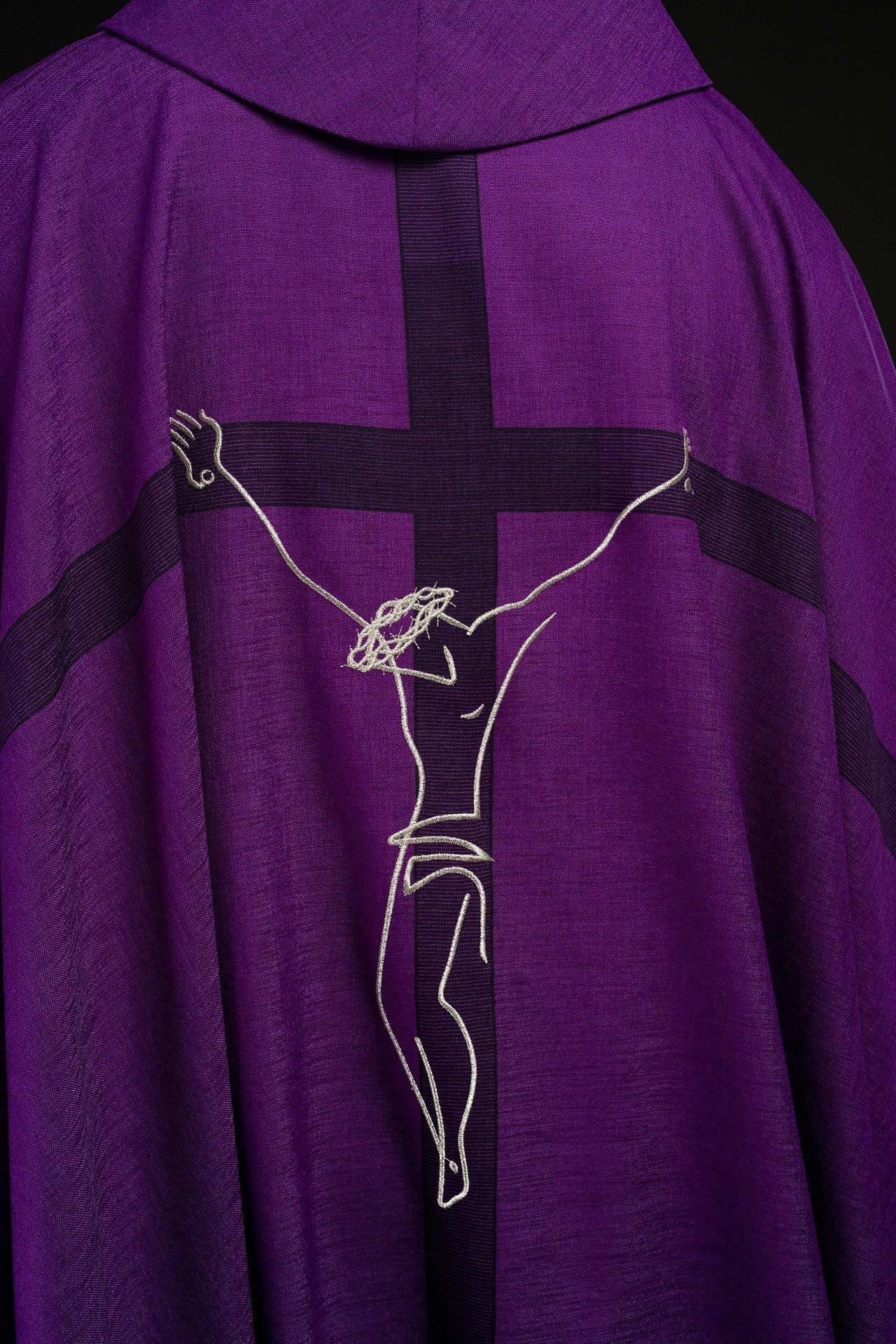 Messgewänder mit Jesus-Motiv am Kreuz in violett - MESSGEWANDER.DE