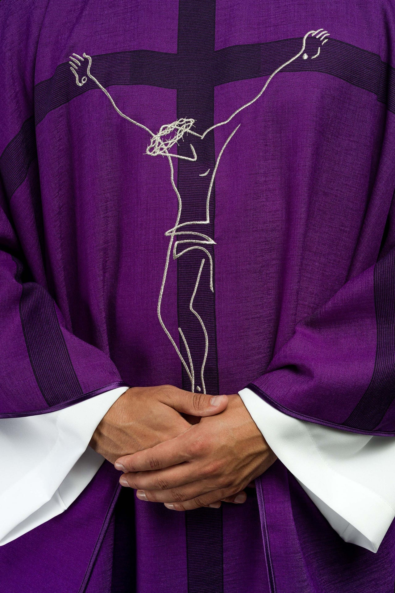Messgewänder mit Jesus-Motiv am Kreuz in violett - MESSGEWANDER.DE