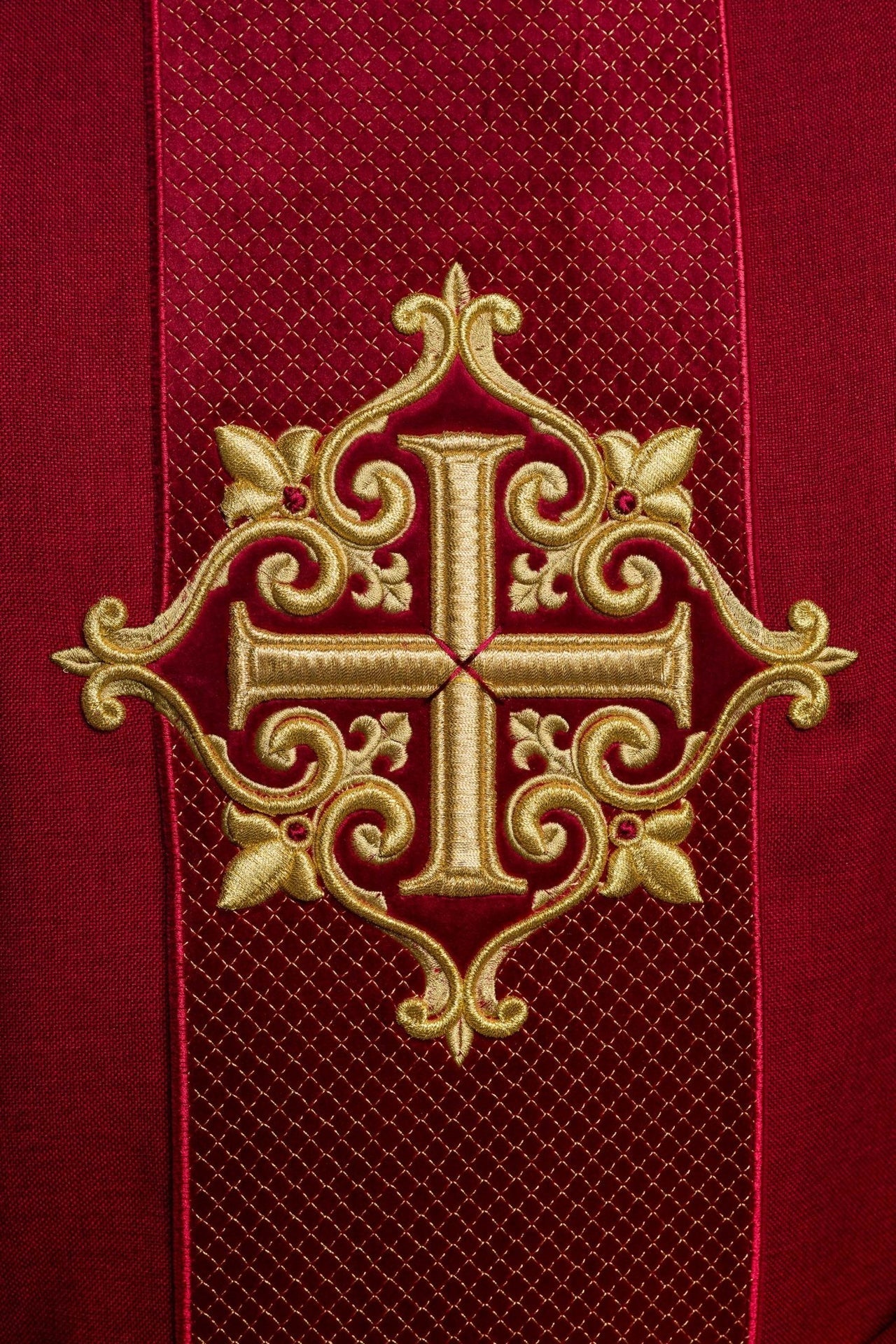 Messgewand auf Samt gestickt mit dem Symbol des Roten Kreuzes - MESSGEWANDER.DE