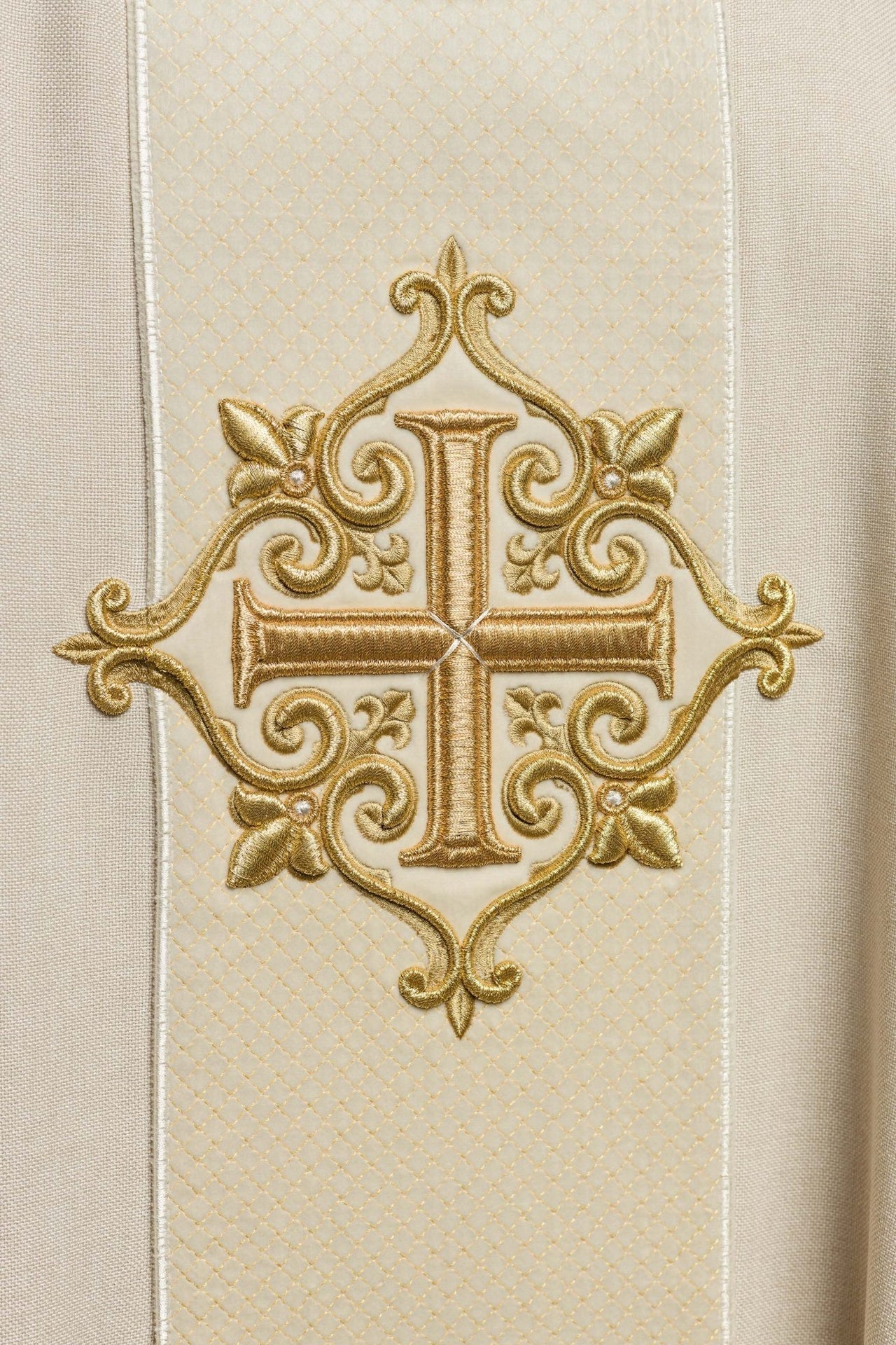 Messgewand auf Samt gestickt mit Symbol Kreuz Ecru - MESSGEWANDER.DE