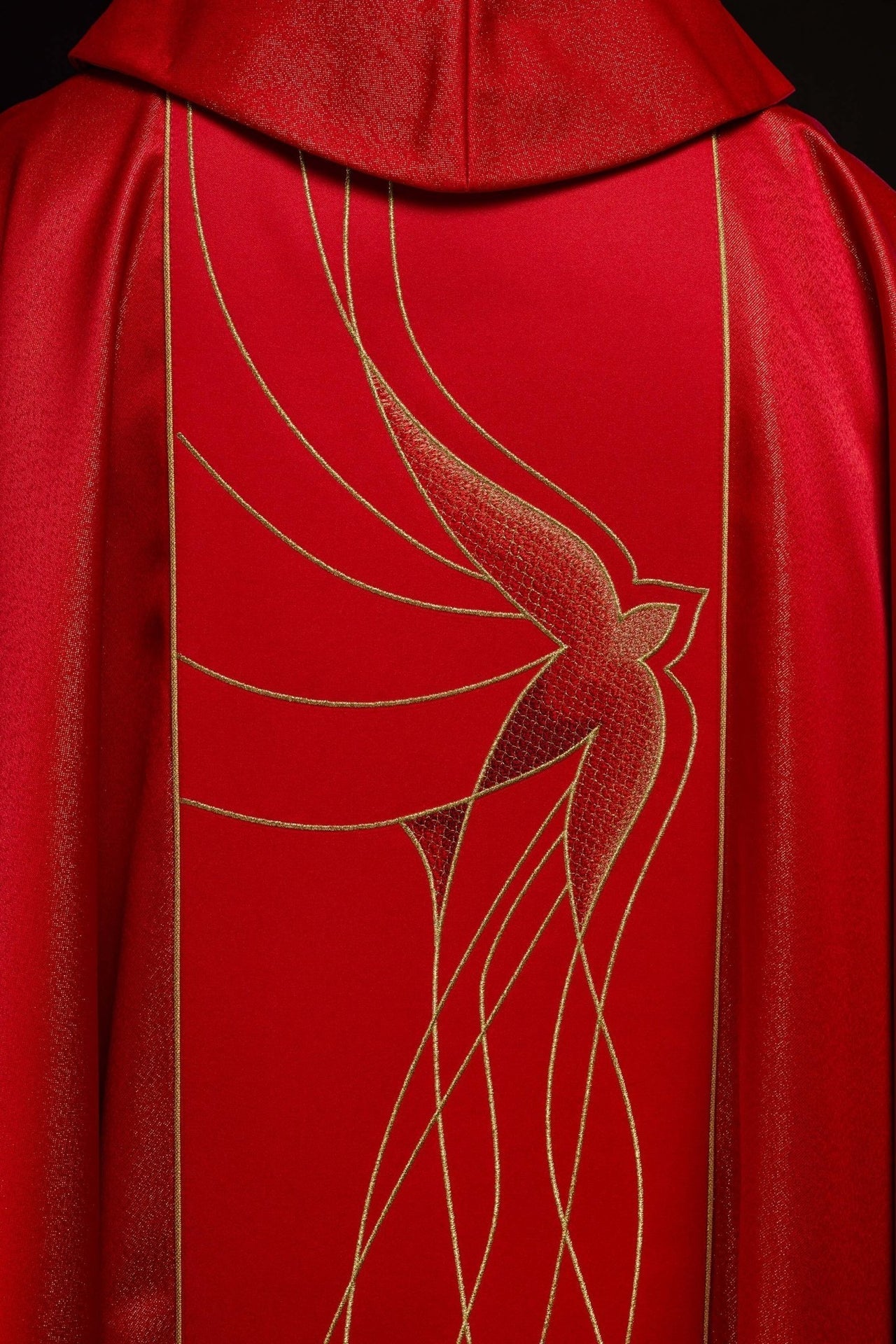 Messgewand aus glänzendem, reich besticktem Stoff in Rot - MESSGEWANDER.DE