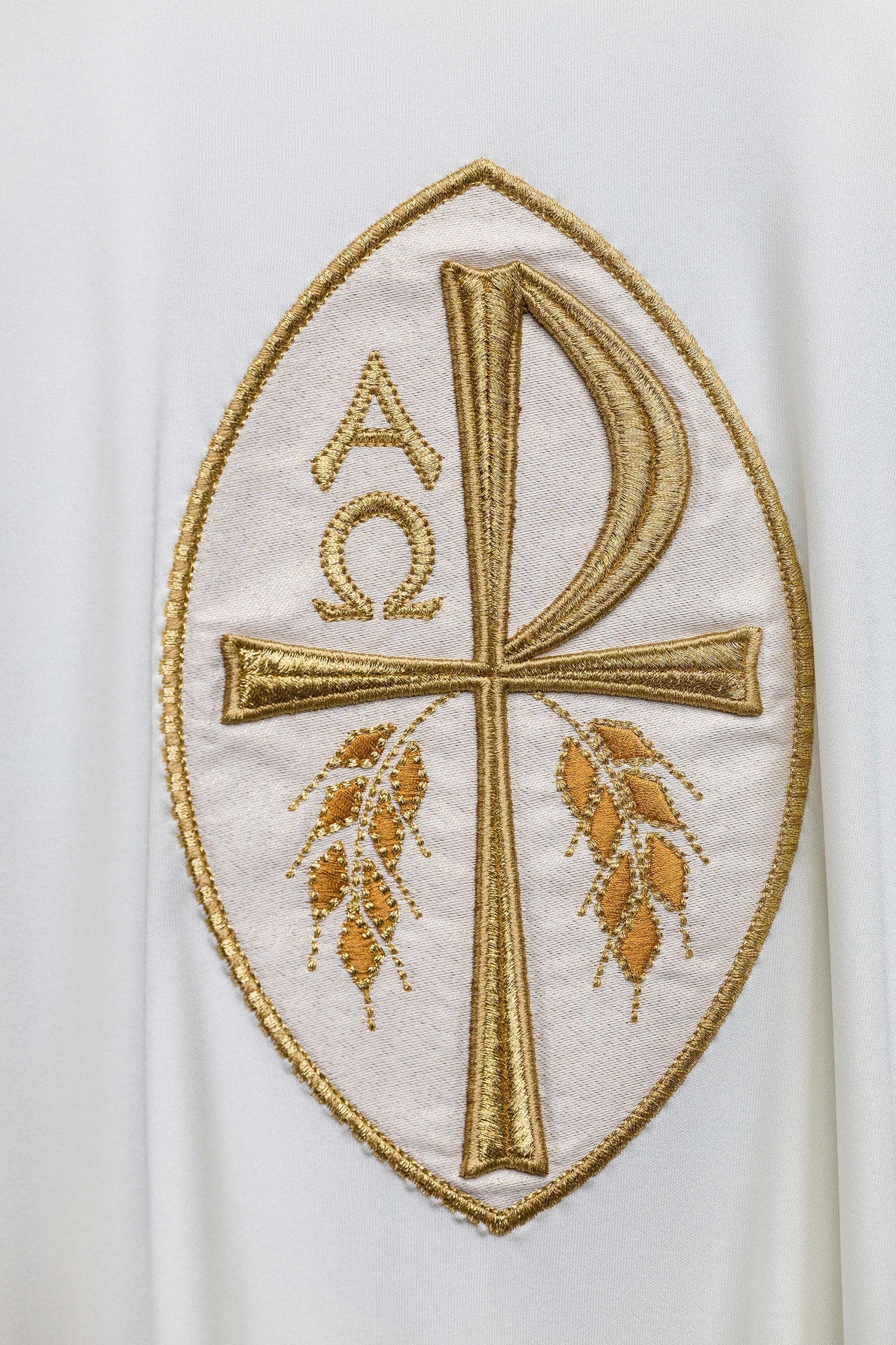 Messgewand besticktes Kreuz ecru leicht gestrickt SACROLITE - MESSGEWANDER.DE