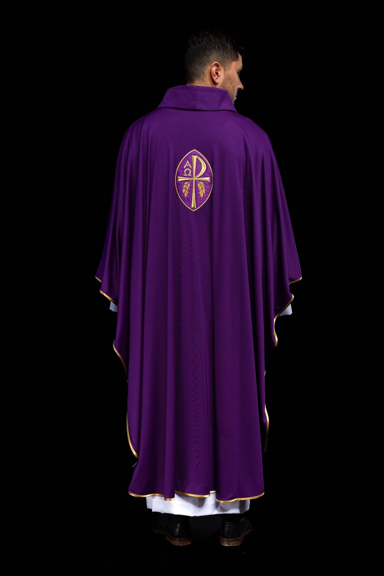 Messgewand besticktes Kreuz lila leicht gestrickt SACROLITE - MESSGEWANDER.DE