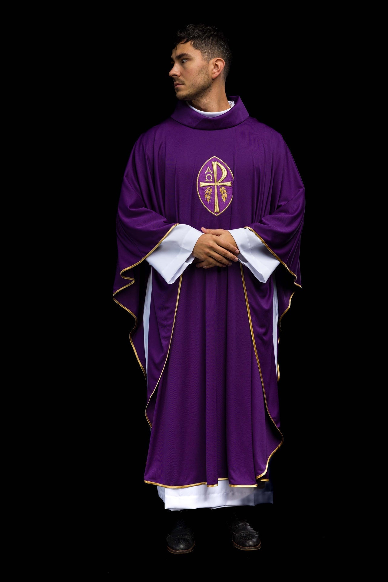 Messgewand besticktes Kreuz lila leicht gestrickt SACROLITE - MESSGEWANDER.DE