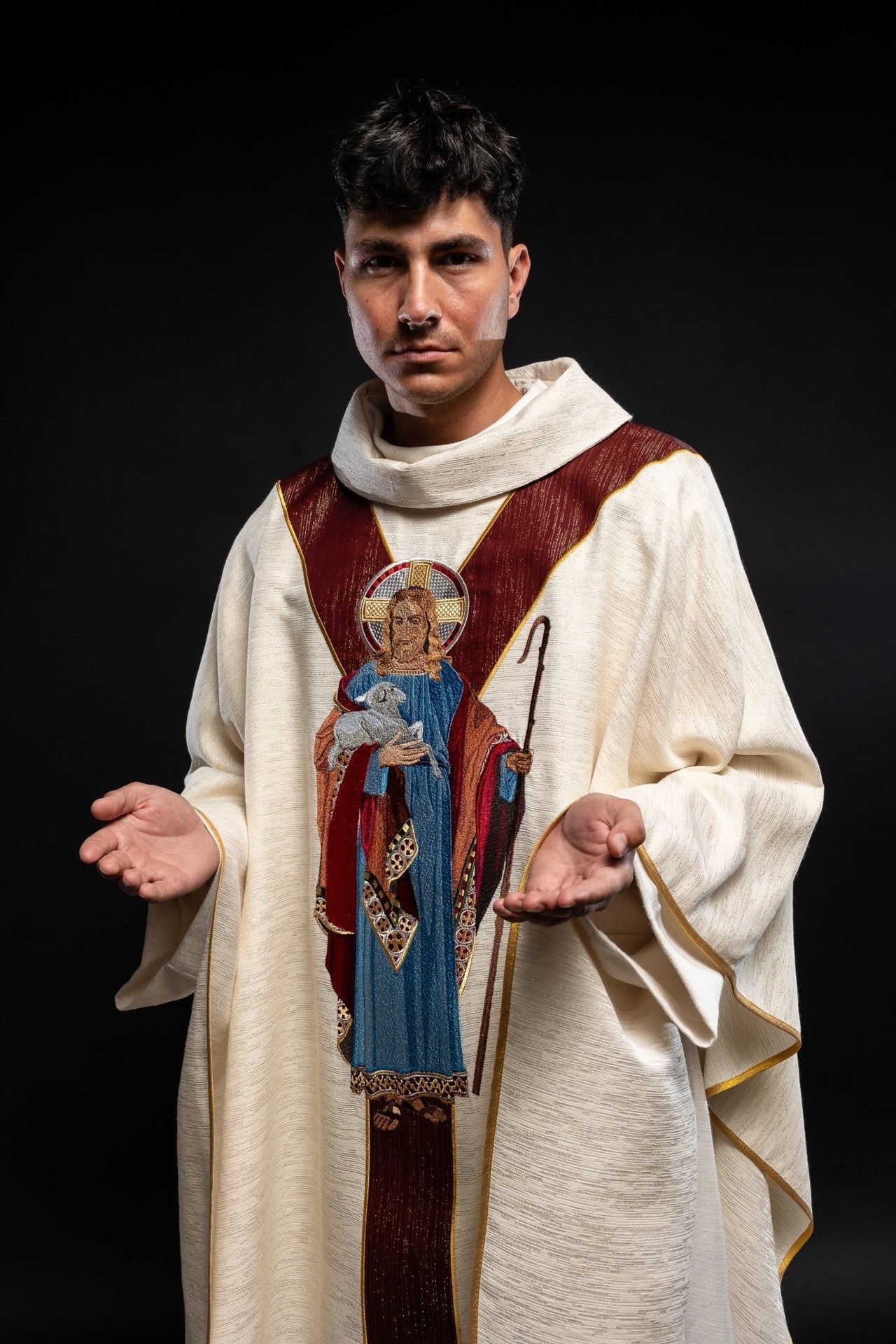 Messgewand in Ecru mit dem Bild von Jesus, dem Guten Hirten, mit einem weinroten Zierstreifen - MESSGEWANDER.DE