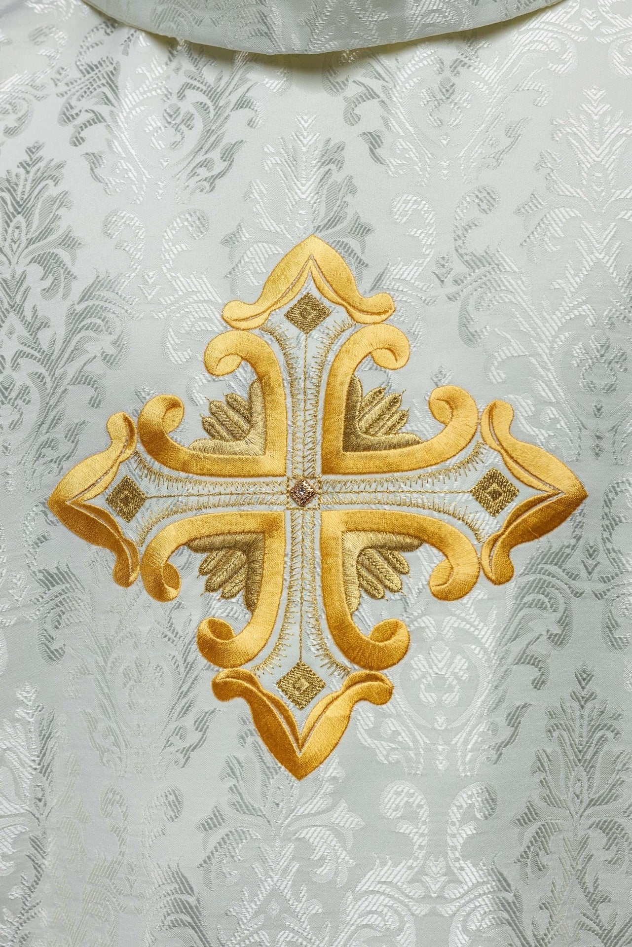 Messgewand in Ecru mit Kreuz aus gemustertem Stoff - MESSGEWANDER.DE