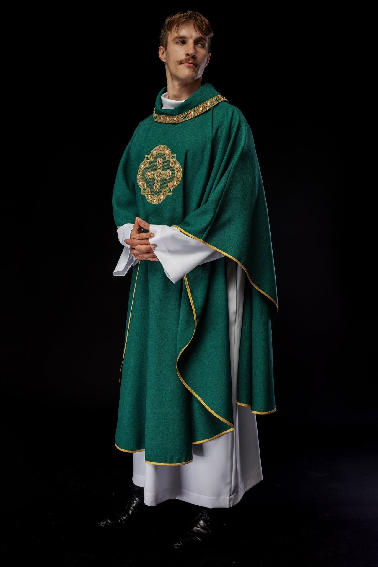 Messgewand in Grün mit gestickter Paspel am Kragen und um die Stickerei des Kreuzes - MESSGEWANDER.DE