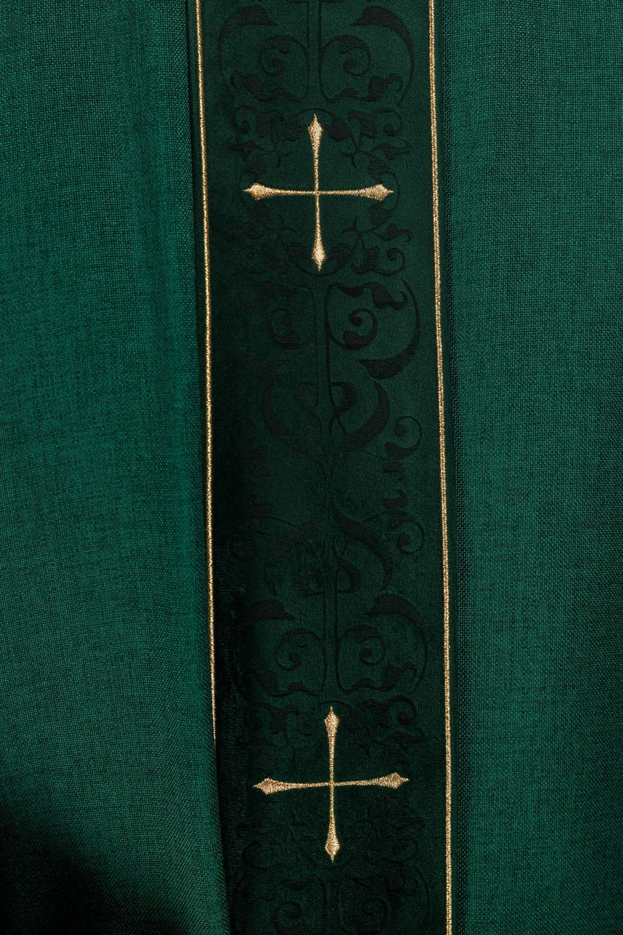 Messgewand in grüner Farbe mit besticktem Kreuzband und Kragen - MESSGEWANDER.DE