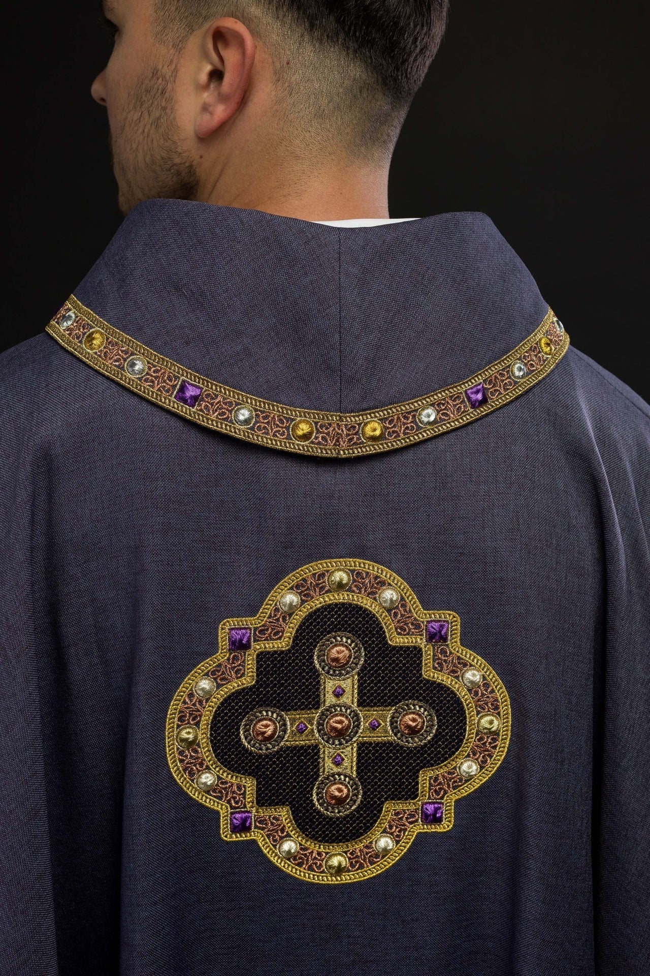 Messgewand in Violett mit gestickter Paspel am Kragen und um die Stickerei des Kreuzes - MESSGEWANDER.DE