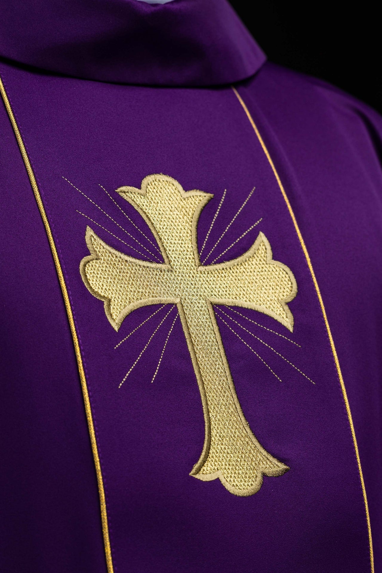 Messgewand Kreuz und Ohren in Violett - MESSGEWANDER.DE