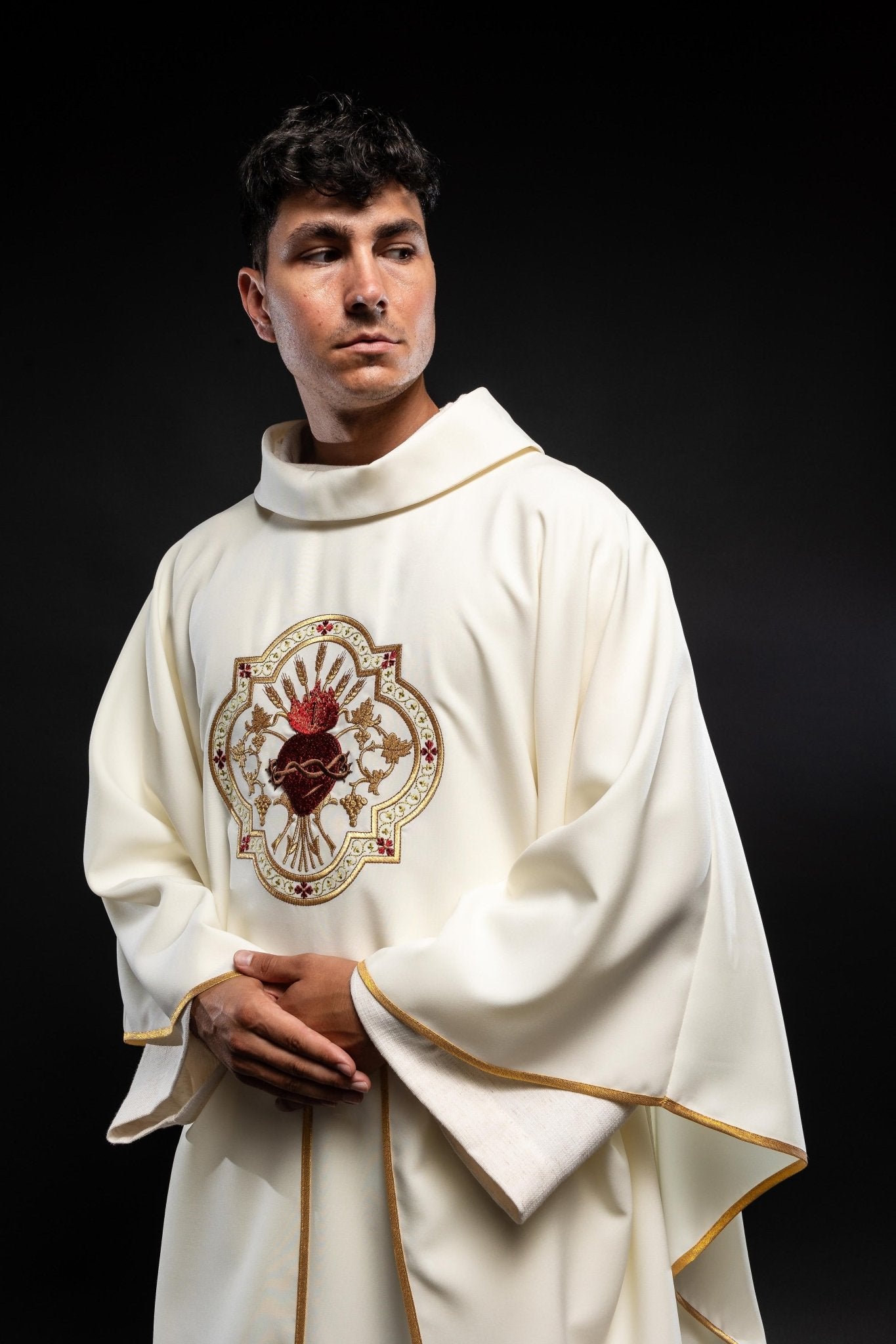Messgewand mit breitem Kragen mit gesticktem NSPJ und eucharistischem Kelch - MESSGEWANDER.DE