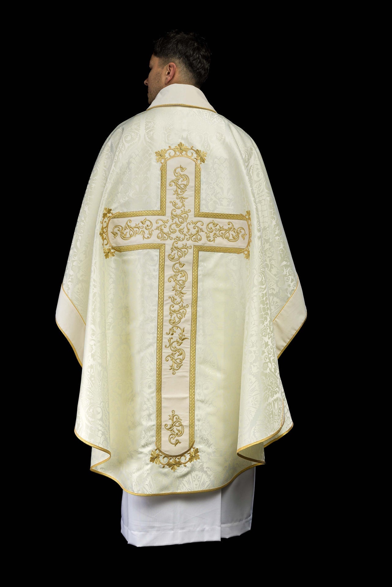 Messgewand mit dem Bild von Jesus Christus am Kreuz in Ecru - MESSGEWANDER.DE