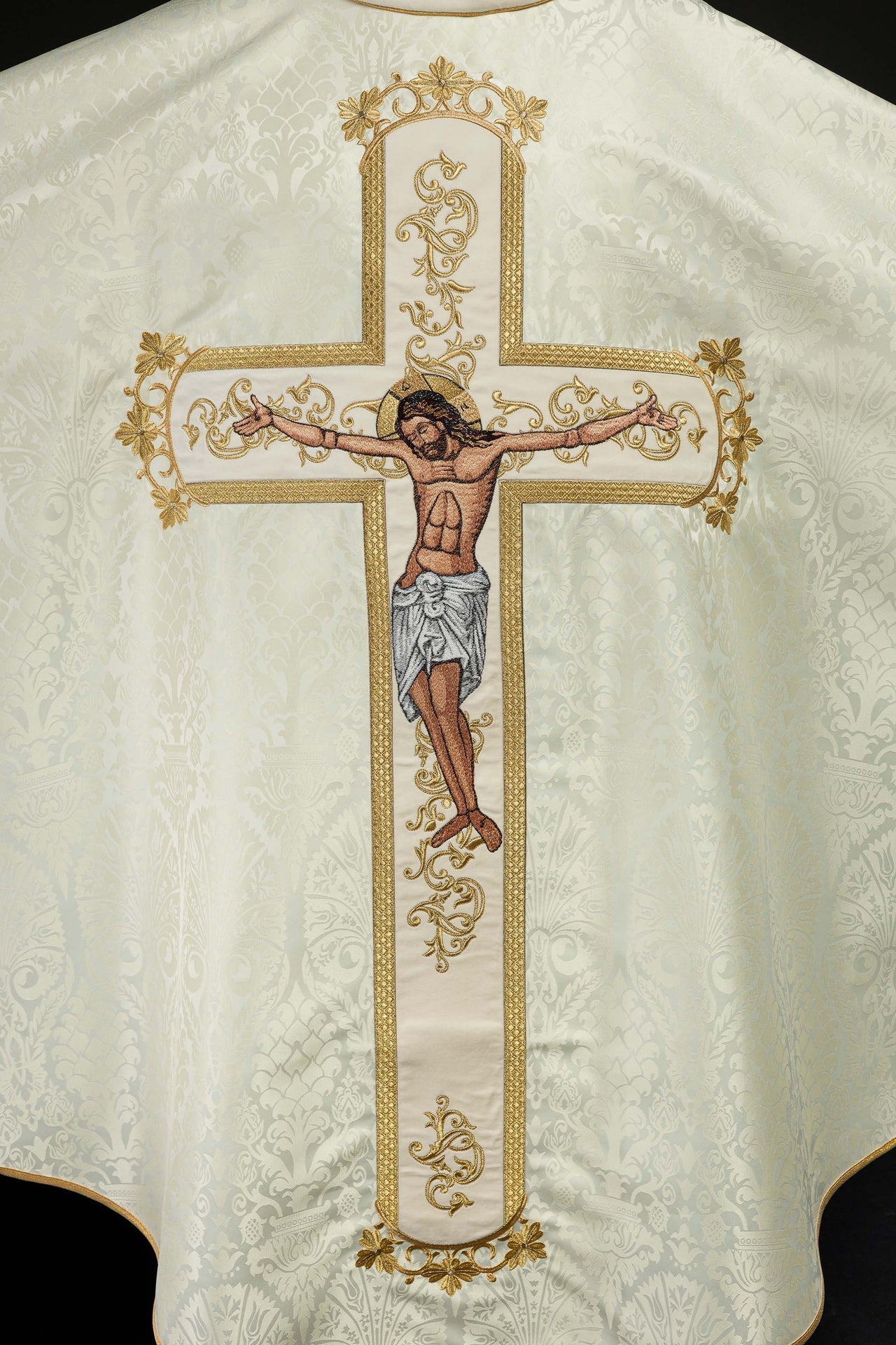 Messgewand mit dem Bild von Jesus Christus am Kreuz in Ecru - MESSGEWANDER.DE
