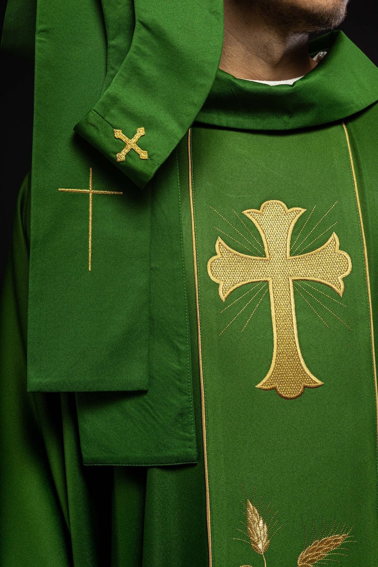 Messgewand mit gesticktem grünen Kreuz und Ähren - MESSGEWANDER.DE