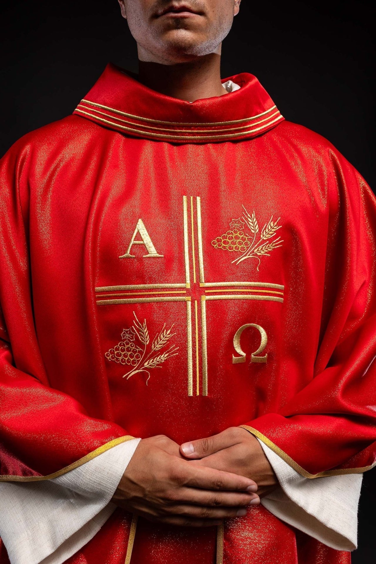 Messgewand mit gesticktem Kreuz, Alpha- und Omega-Motiven und Ohren in Rot - MESSGEWANDER.DE