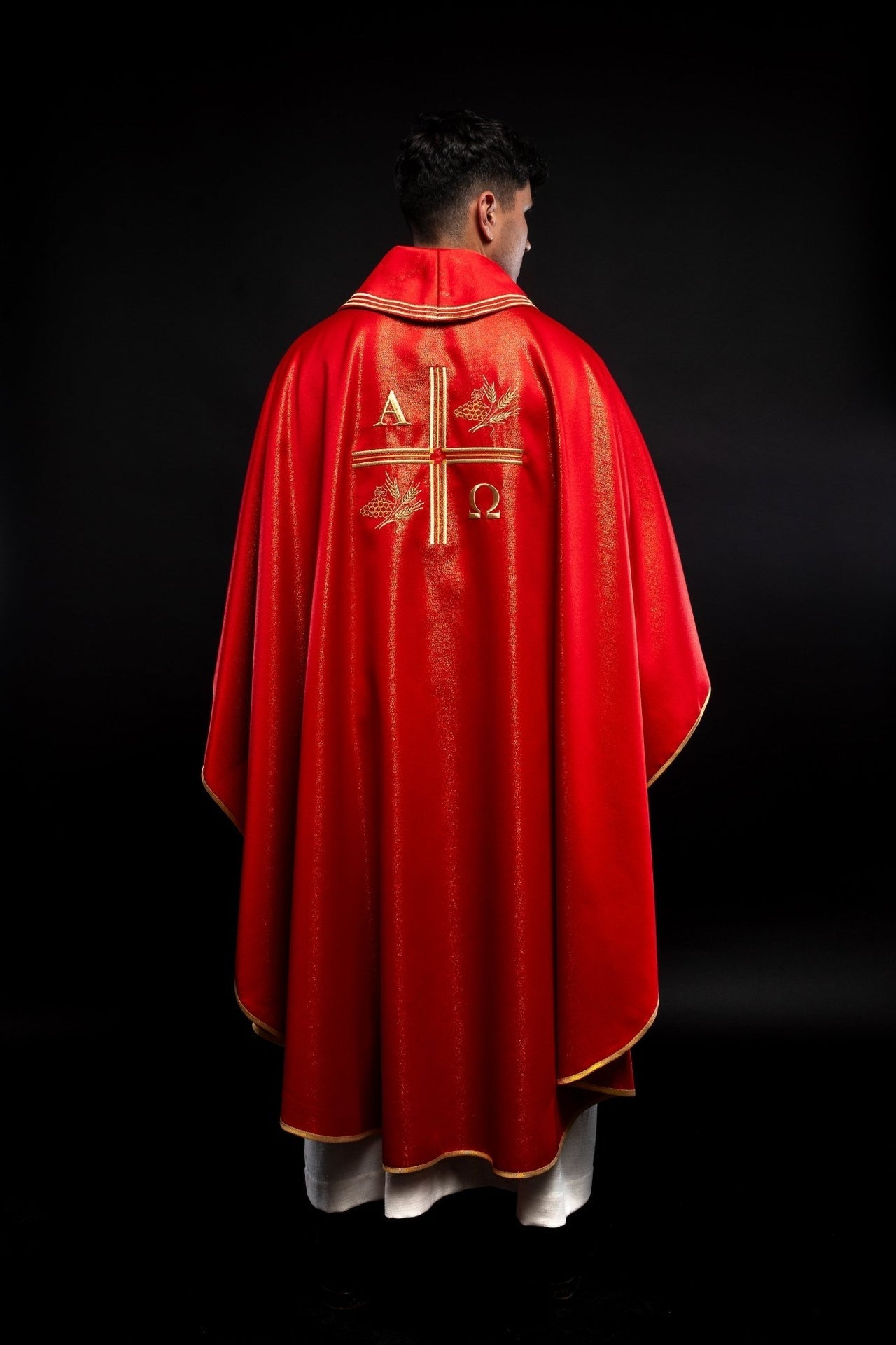 Messgewand mit gesticktem Kreuz, Alpha- und Omega-Motiven und Ohren in Rot - MESSGEWANDER.DE