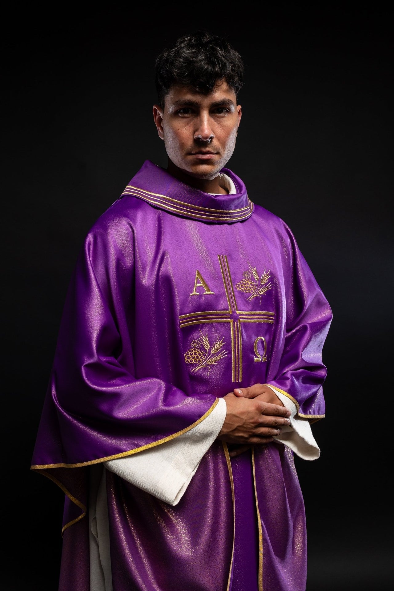 Messgewand mit gesticktem Kreuz, Alpha- und Omega-Motiven und Ohren in Violett - MESSGEWANDER.DE