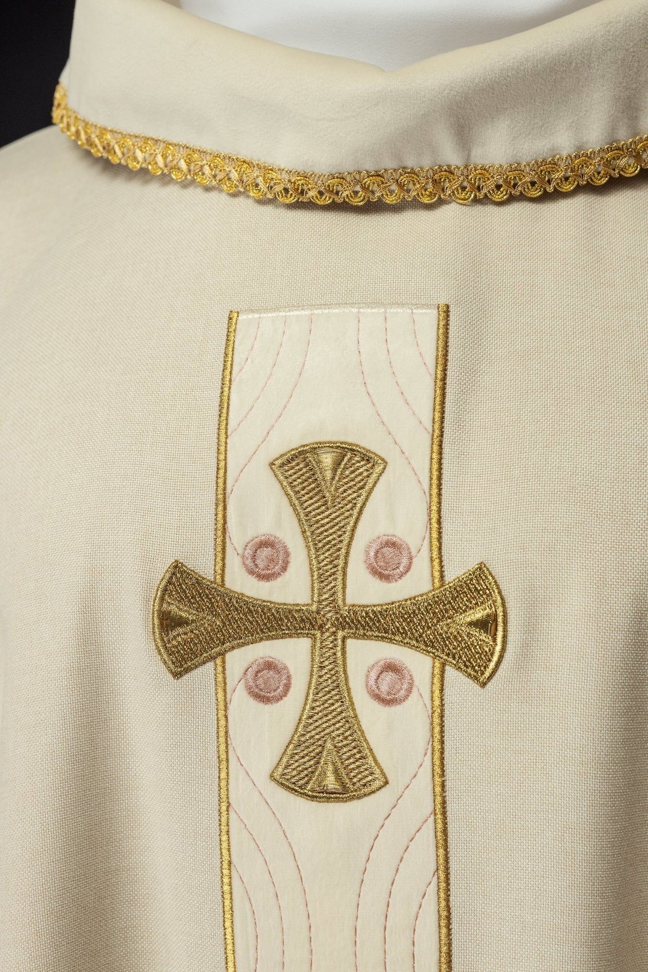 Messgewand mit gestickten goldenen Kreuzen und Kragenpaspel in Ecru - MESSGEWANDER.DE