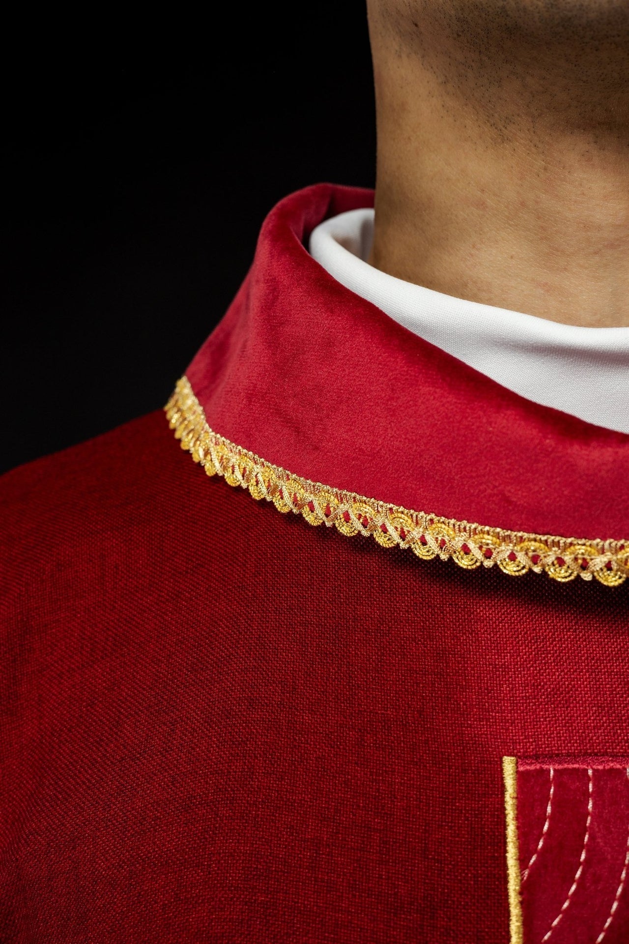 Messgewand mit gestickten goldenen Kreuzen und roter Kragenborte - MESSGEWANDER.DE