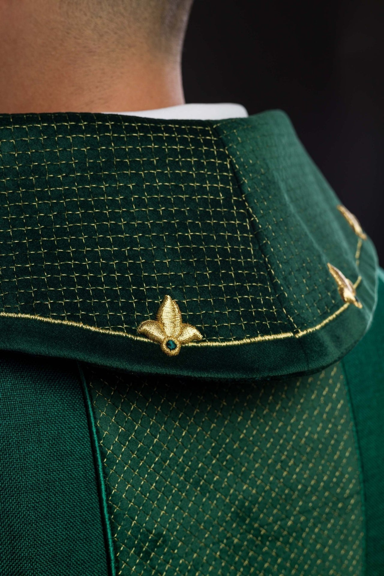 Messgewand mit grünem Samtgürtel und Kreuzstickerei - MESSGEWANDER.DE
