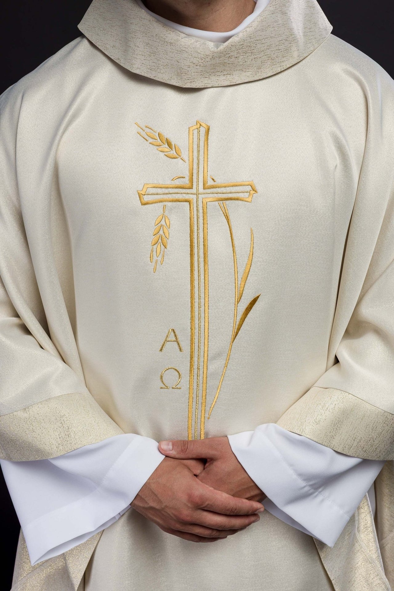 Messgewand mit Kreuz und Ährenmotiv in Ecru - MESSGEWANDER.DE