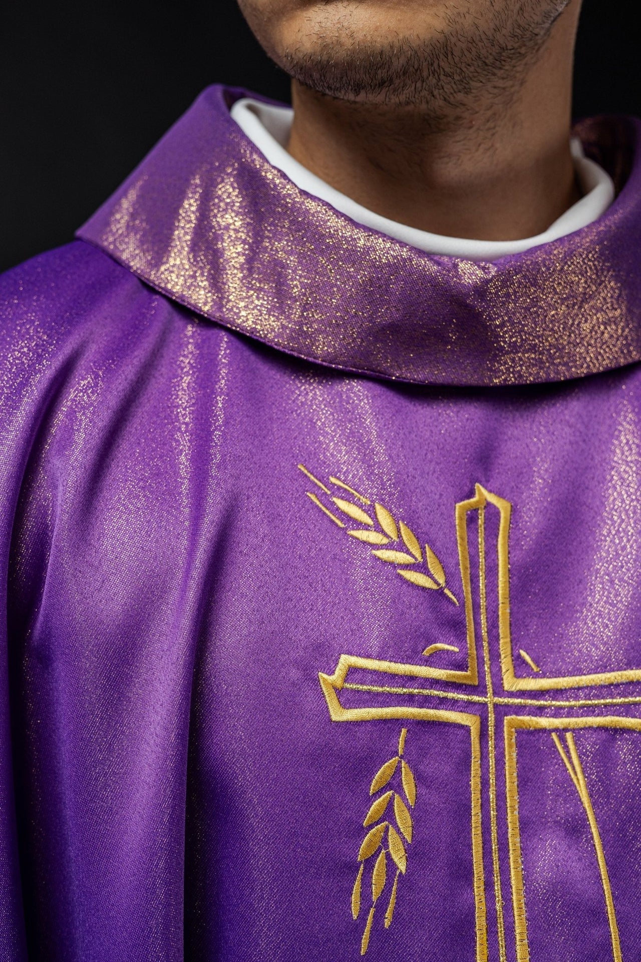 Messgewand mit Kreuz und Ährenmotiv in Violett - MESSGEWANDER.DE