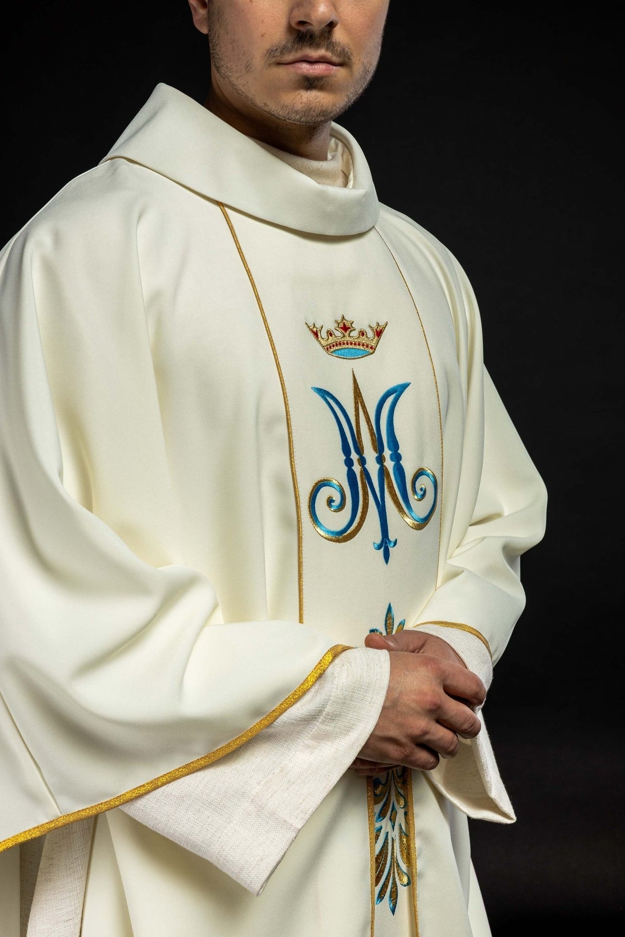 Messgewand mit Marienmotiv in Ecru Farbe - MESSGEWANDER.DE