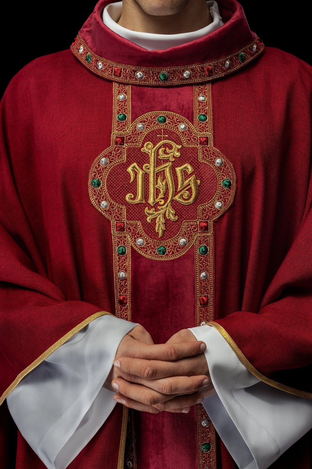Messgewand mit reich besticktem Band und Paspel um die IHS-Stickerei und den Kragen in Rot - MESSGEWANDER.DE