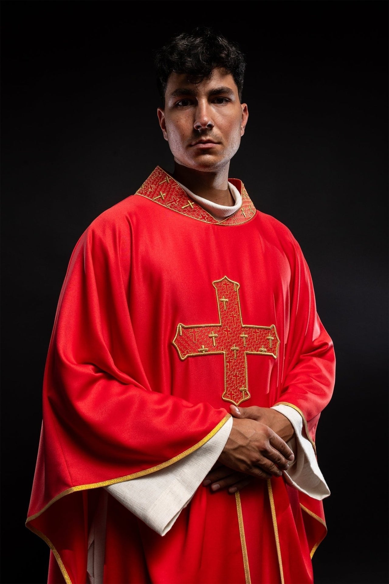 Messgewand mit reich besticktem Kreuz und Kragen in Rot - MESSGEWANDER.DE