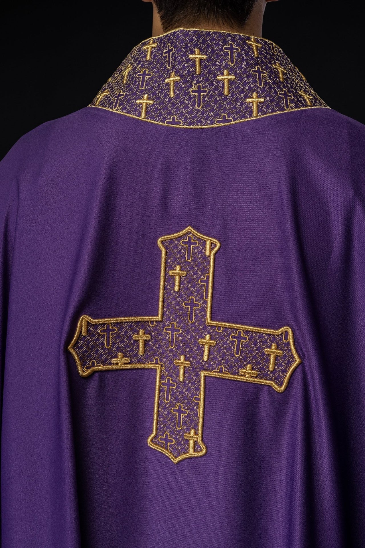 Messgewand mit reich besticktem Kreuz und Kragen in Violett - MESSGEWANDER.DE