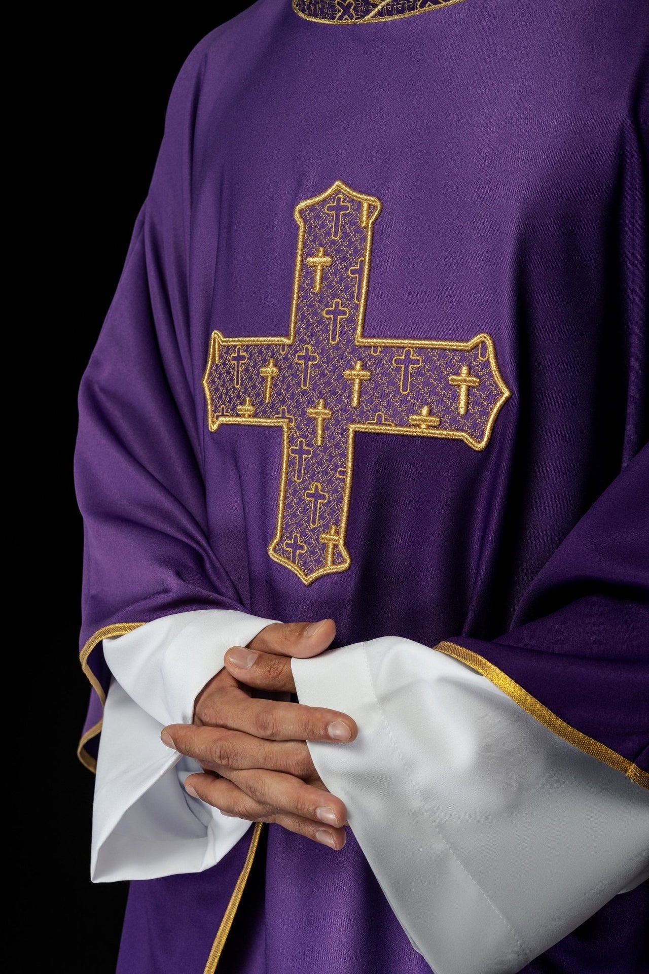 Messgewand mit reich besticktem Kreuz und Kragen in Violett - MESSGEWANDER.DE