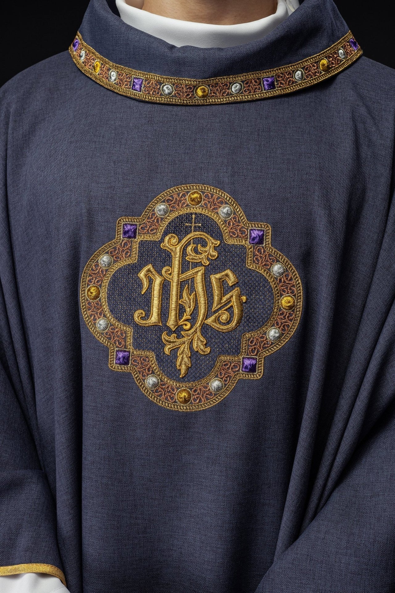 Messgewand mit reicher IHS-Stickerei und farbigem Kragen in Violett - MESSGEWANDER.DE