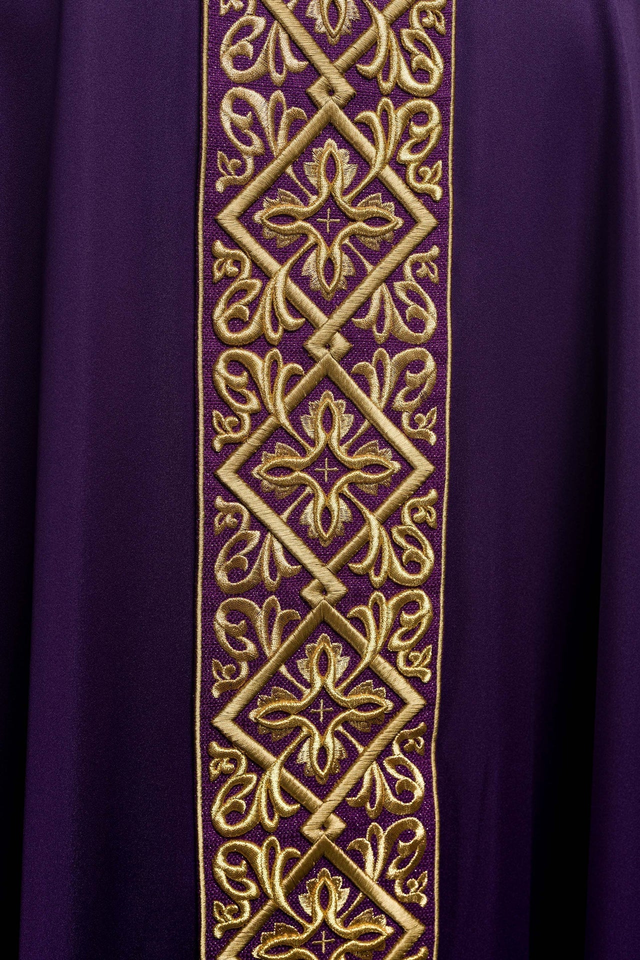 Messgewand mit reichlich gesticktem Blumenmotiv und Kreuzen Lila - MESSGEWANDER.DE